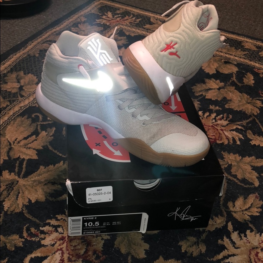 Men’s Nike Kyrie Irving 2 Light Bone Size 10.5